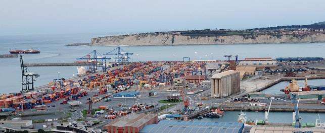 Port handlowy w Bilbao jest jednym z najważniejszych ośrodków transportowych w Europie.